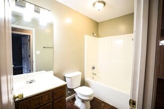 Building Photo - 1700 Pineview St