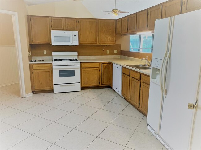 Building Photo - 425 Starborough Dr