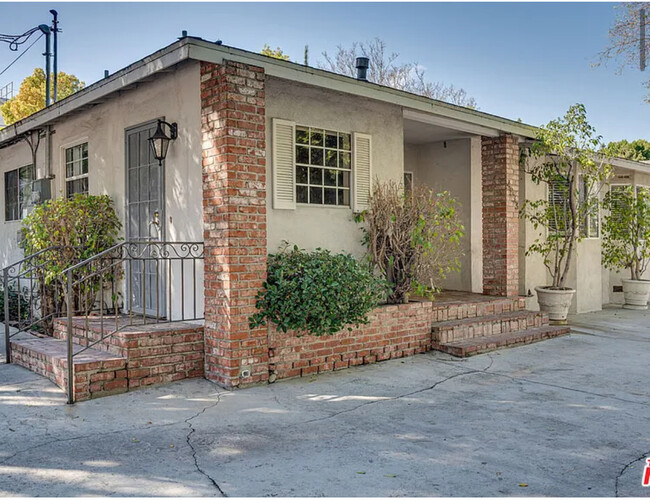 Building Photo - 4833 Alcove Ave