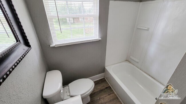 Building Photo - Welcome to Your Cozy, Comfortably Updated Cottage!