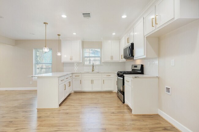 Building Photo - 2329 Lidstone St