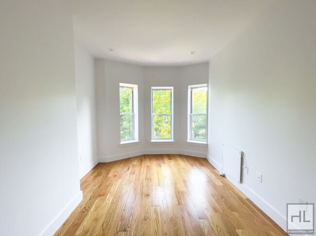Foto del edificio - CROWN HEIGHTS / Amazing Sunlit 3-Bed 2-Bath