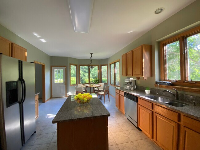 Building Photo - 430 Viking Dr