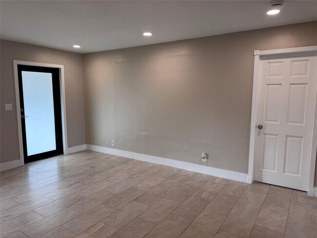 Foto del edificio - 5408 NE 3rd Ter.