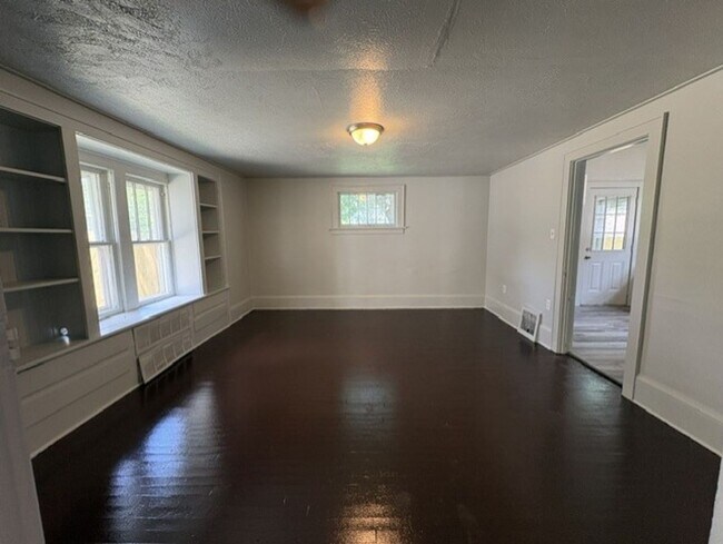 Foto del edificio - Spacious Akron Single-Family Home with Front Porch, Dining Room, Fireplace & Backyard!