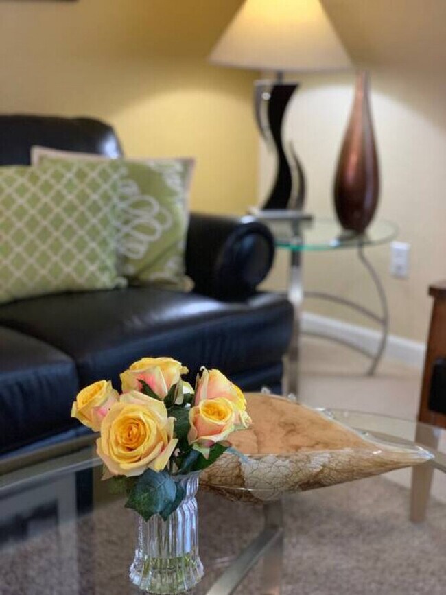 Building Photo - VC TH33 - 3 Bedroom Townhome by Universal ...