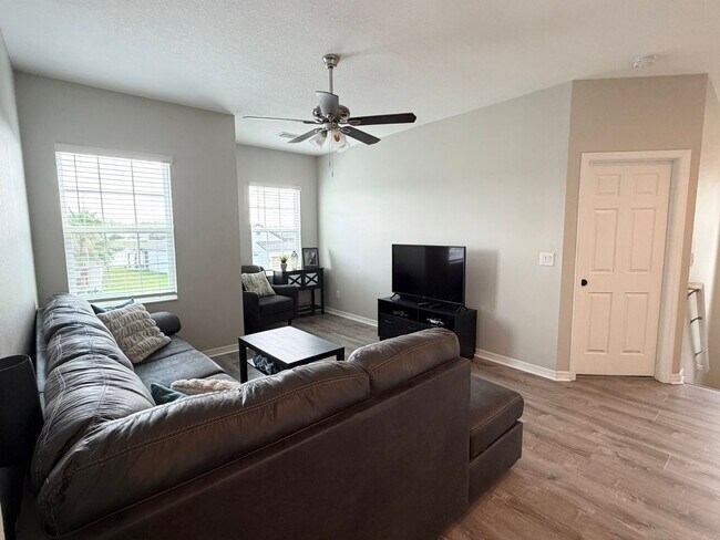 Building Photo - 1659 Chatsworth Cir