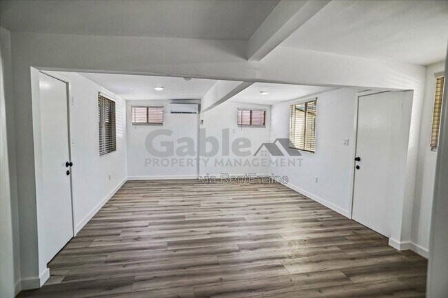 Foto del edificio - 23830 Newhall Ave