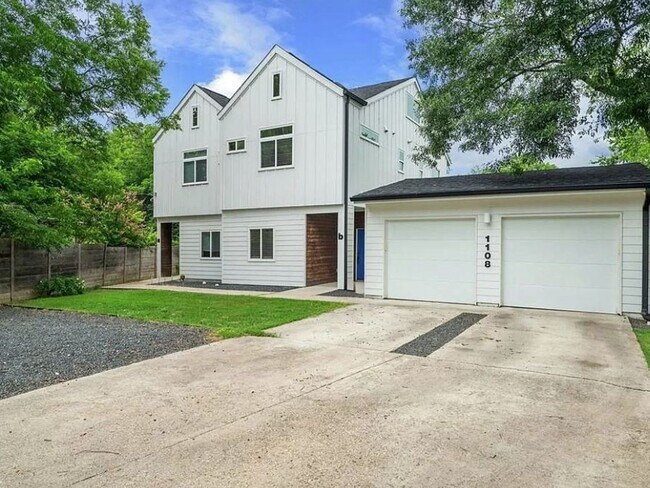 Foto del edificio - Charming 2-Bedroom, 3-Bathroom Condo with ...