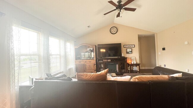 Foto del edificio - 107 Greythorn Ct