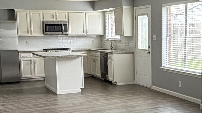 Foto del edificio - 7231 Brockington Dr