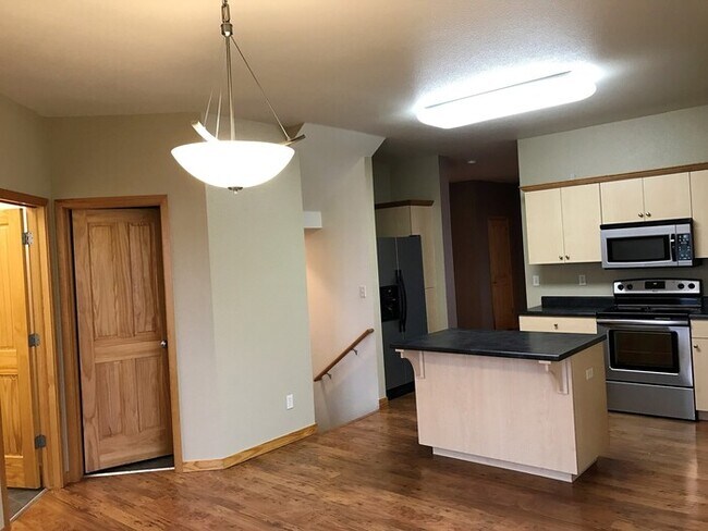 Building Photo - Amazing 4 bed, 3.5 bath in Rigden Farm