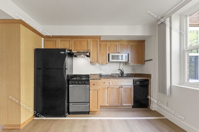 Building Photo - This Updated Goose Hollow Studio Won't Las...