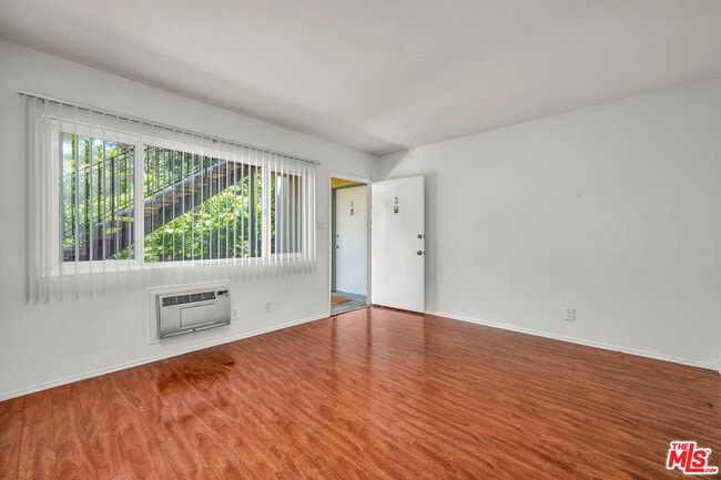 Foto del edificio - 1648 Edgecliffe Dr
