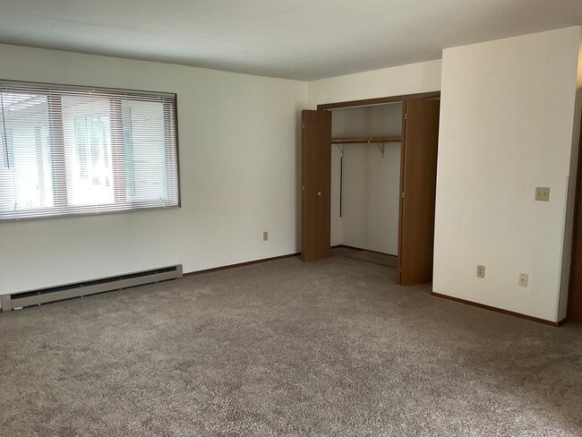 Large Living Room w/Closet - 836 Macomber St