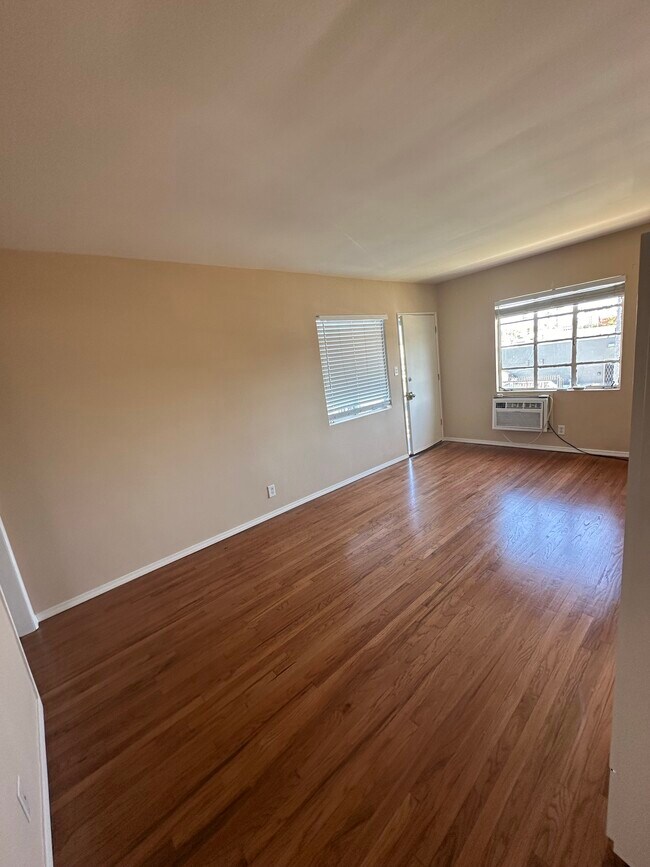 Foto del edificio - 7303 Woodley Ave