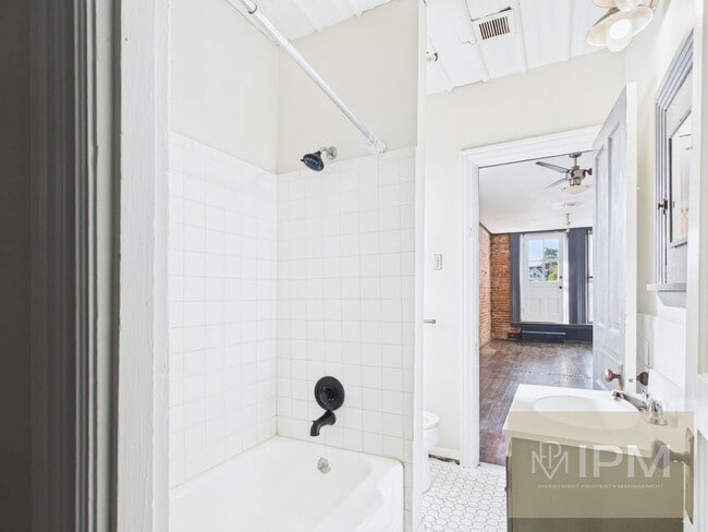 Foto del edificio - 219 S Union St