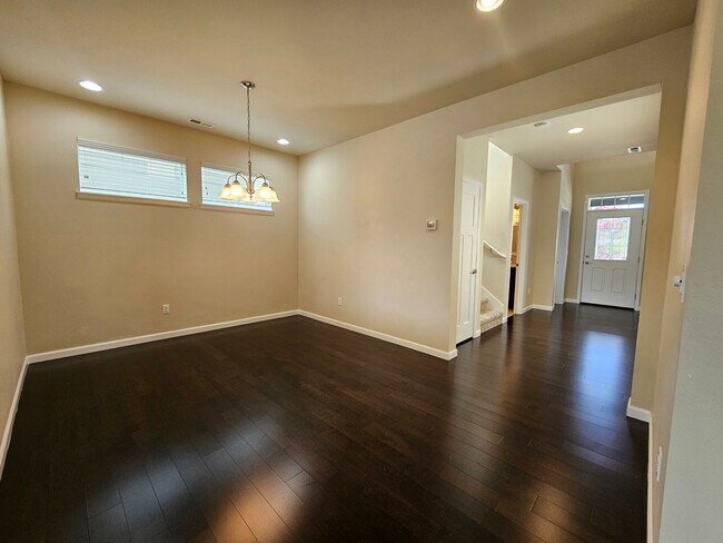 Building Photo - Beautiful 5 bedroom home