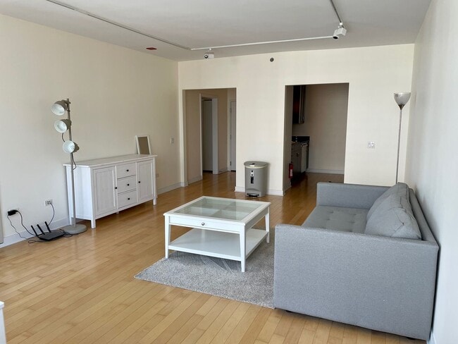 Building Photo - Luxury 1bed/1bath AVAILABLE in the LOOP