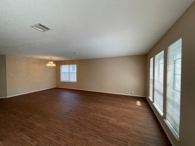Building Photo - HUGE 4 BEDROOM HOME - GREAT LOCATION!