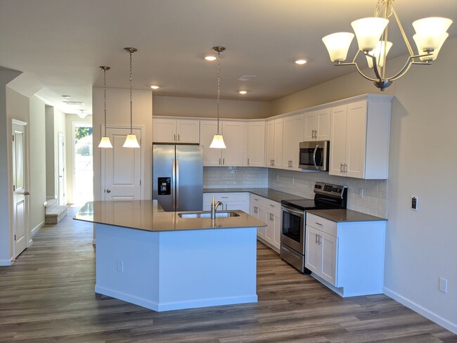 Building Photo - 3 BEDROOM TOWNHOME DOWNTOWN CONCORD-GREENW...