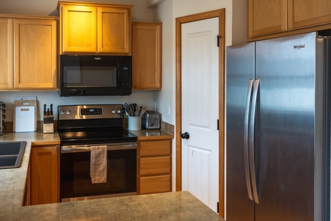 Cocina - Amplia despensa - Cafetera Keurig y cafetera tradicional incluidas. Refrigerador de acero inoxidable completamente nuevo. - 2805 W Dumont Dr