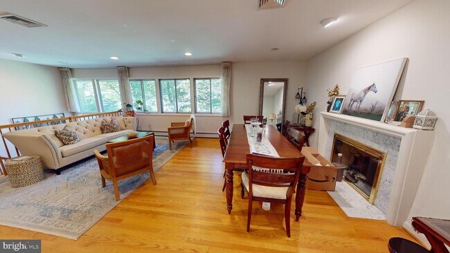 Building Photo - 1515 Crestwood Ln