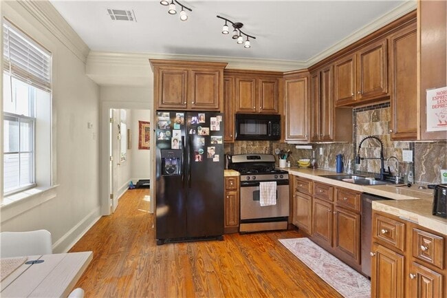 Building Photo - 6050 Laurel St