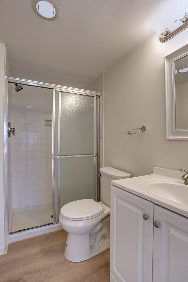 Building Photo - 2 BR/2 BA Garden Level Condo