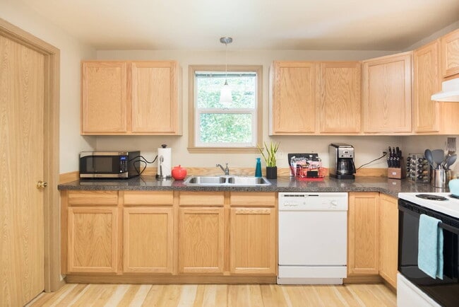 Building Photo - Adorable 1 Bed 1 Bath Cottage, 2 Blocks From Greenlake!