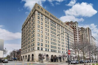 Building Photo - 2100 N Lincoln Park W