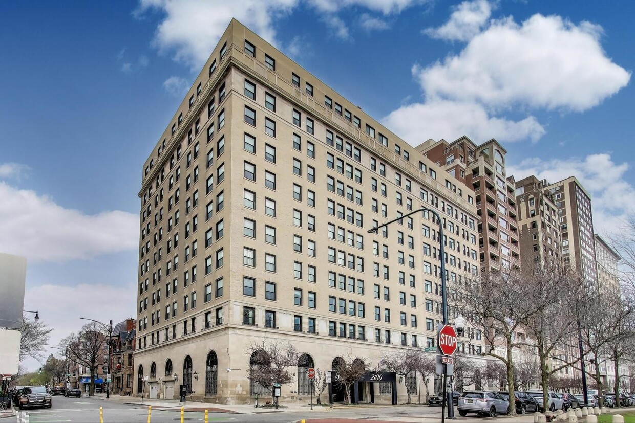 Primary Photo - 2100 N Lincoln Park W