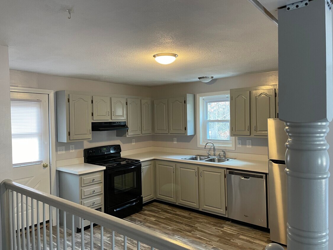 6 Mountain Rd Unit B, Raymond, NH 03077 Condo for Rent in Raymond, NH