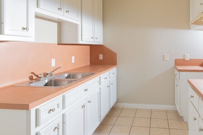 Foto del edificio - Duplex For Lease