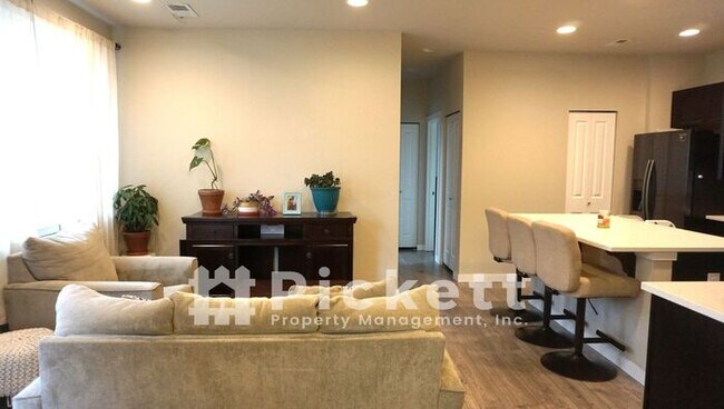 Building Photo - 4 Bedroom Manette Townhome