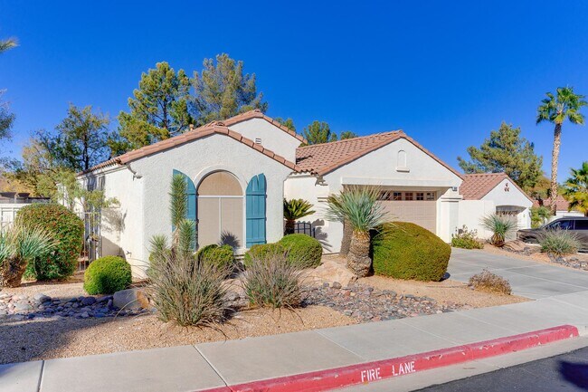 Foto del edificio - WONDERFUL 3 BEDROOM PLUS DEN 1 STORY HOME. CASITA WITH OWN BATHROOM! GATED COMMUNITY!