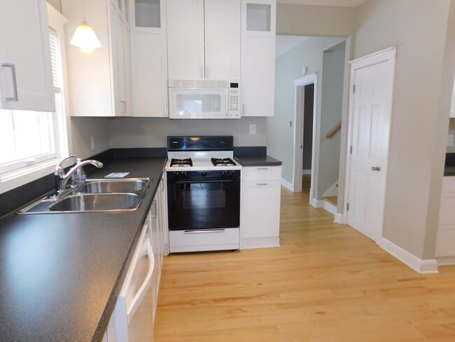 Building Photo - Welcoming Victorian with Modern Comforts *...