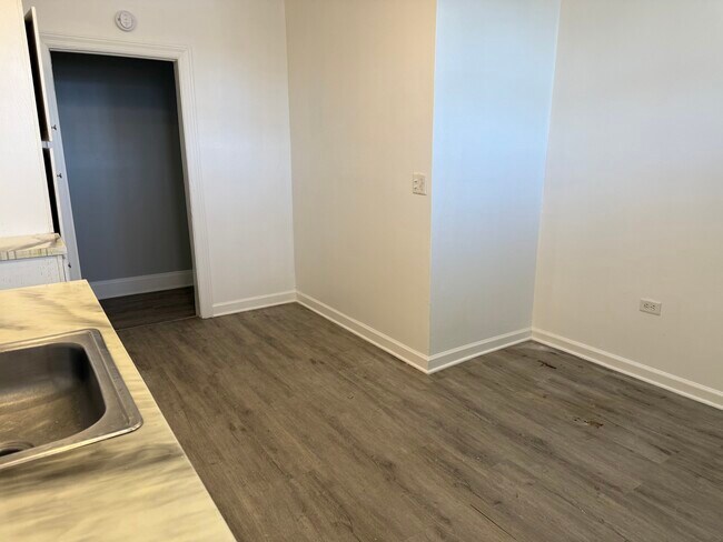 Foto del edificio - 2537 W 63rd St