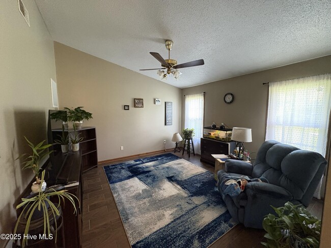 Foto del edificio - 723 Pinewood Dr