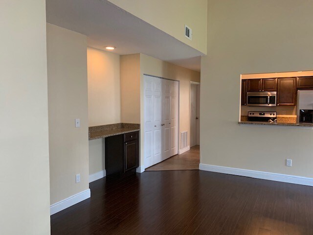 Building Photo - Stunning Pelican Bay Townhome