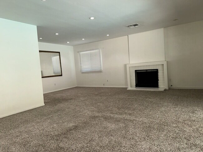 Building Photo - 3589 Mt Vernon Ave