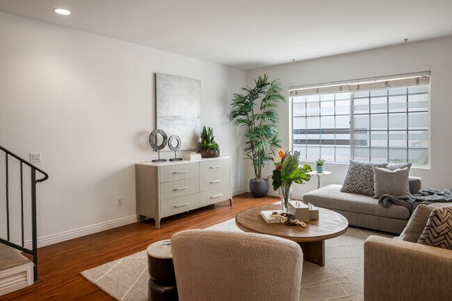 Family Room - 109 S St Andrews Pl