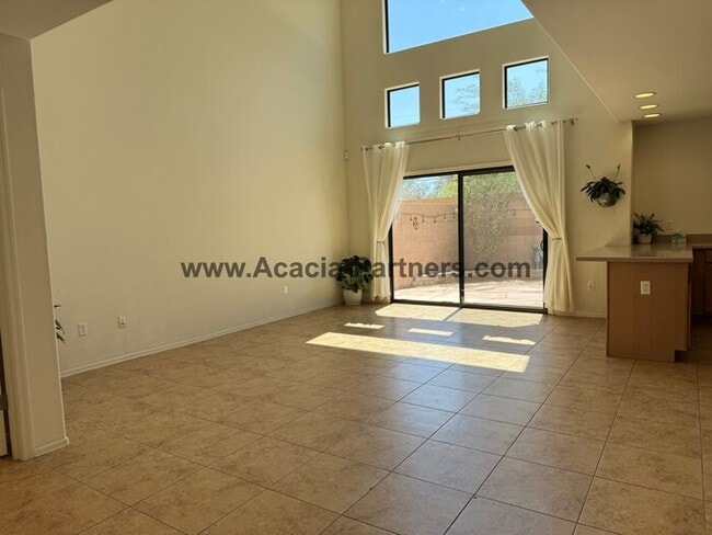 Building Photo - Spacious Three Bedroom Home