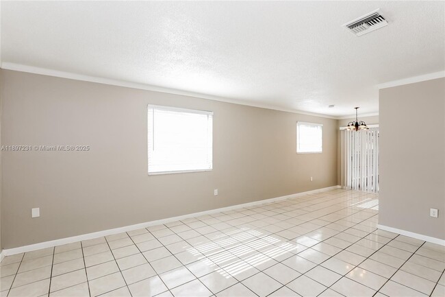 Foto del edificio - 381 NE 164th St