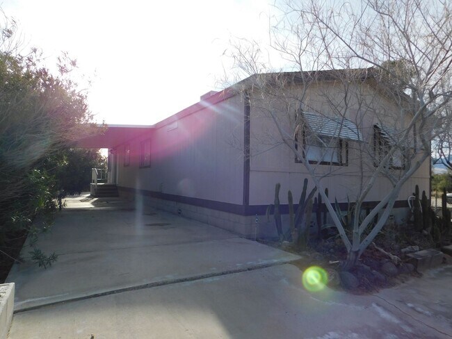 Building Photo - Adorable House With a Huge Backyard!