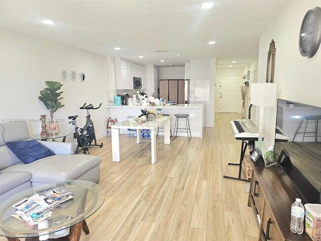 Foto del edificio - 7355 Woodmont Terrace