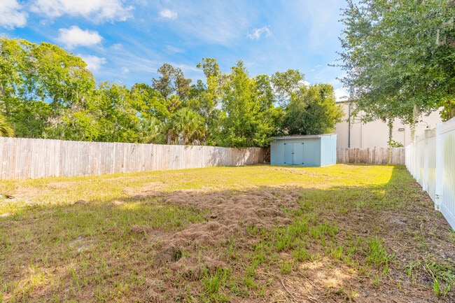 Building Photo - 339 Maple St