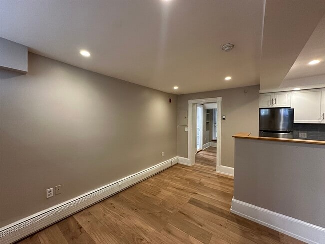 Building Photo - 61 Phillips St