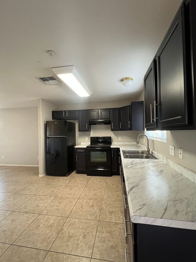 Foto del edificio - Two Bedroom / I17 Freeway Access
