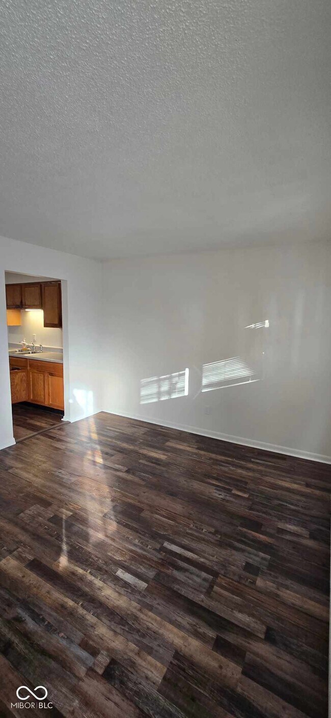 Foto del edificio - 570 US-52